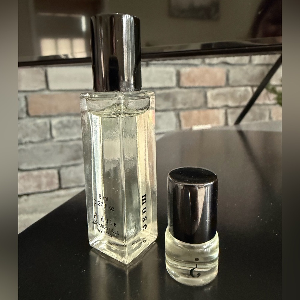 Riddle Muse Roll-on 8 ml plus bonus sample size! 
Used only once to try.